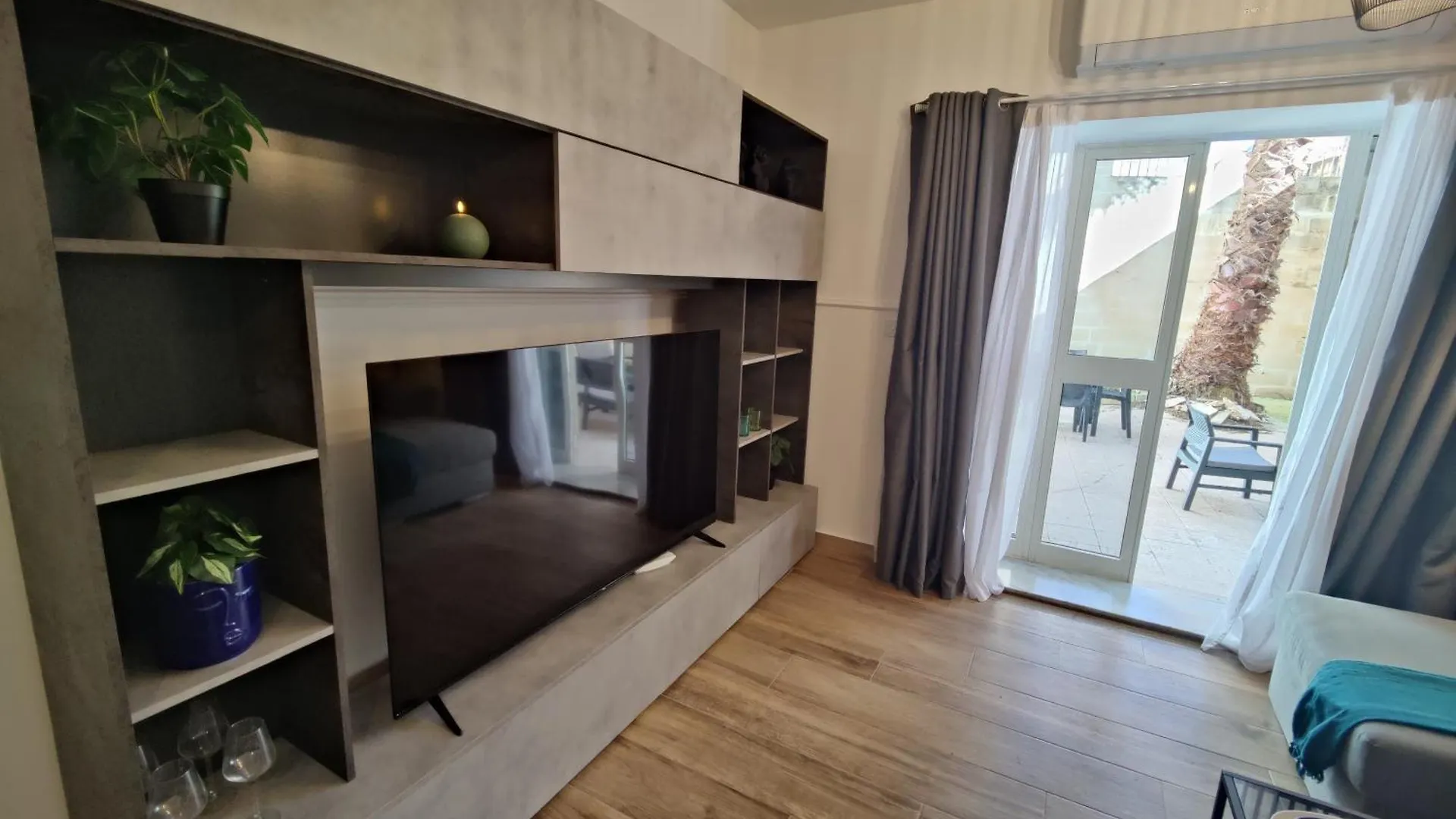 Stunning Central Sliema Apartment With Garden 0*,